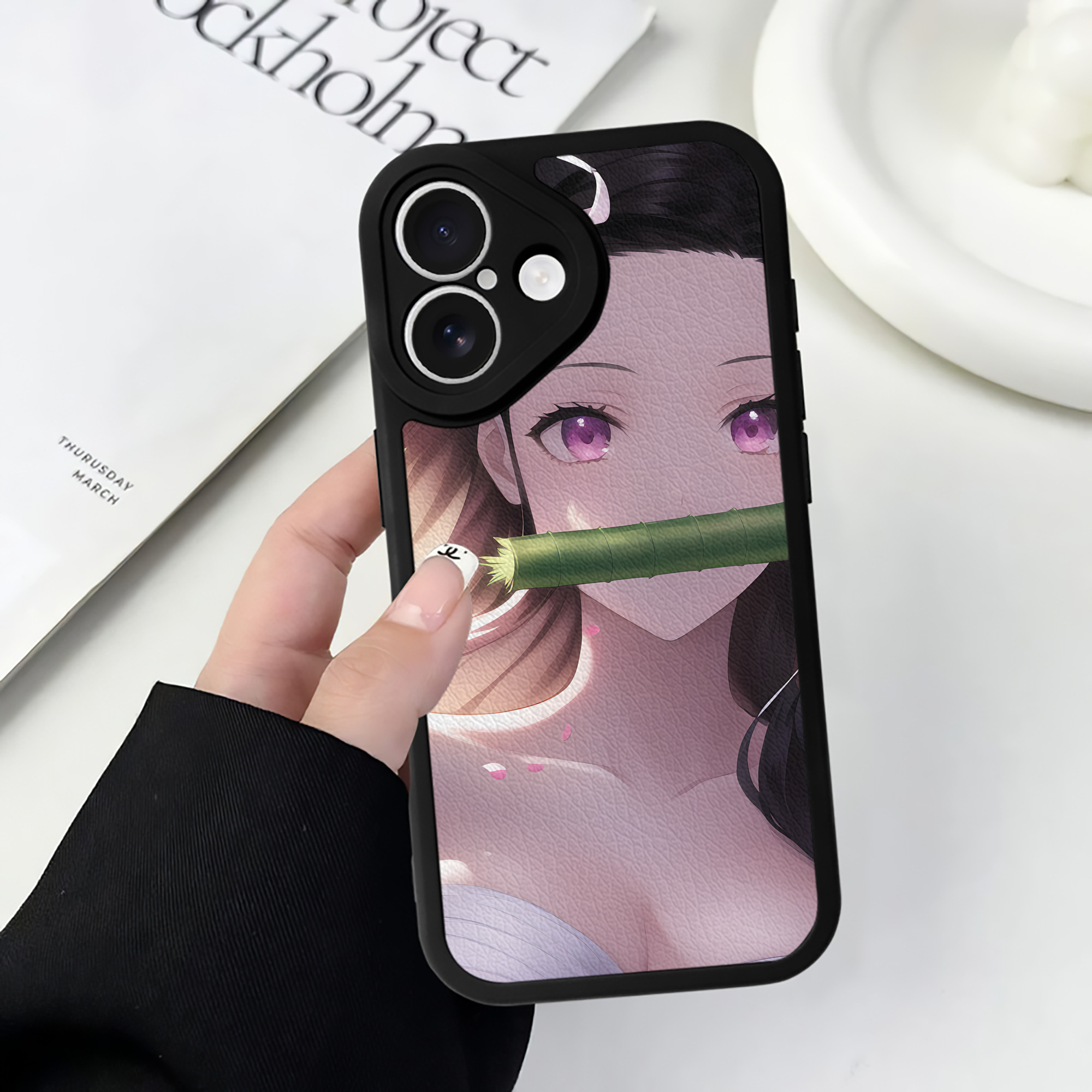 （画像用） 鬼滅の刃（きめつのやいば）竈門 禰󠄀豆子／かまど ねずこ Kamado Nezuko 【iPhone 16シリーズ対応】シリコンスマホケース（レザー調） 材質：シリコン